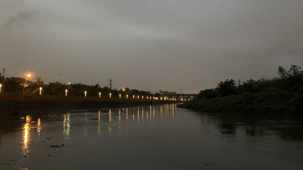 江岸河夜景